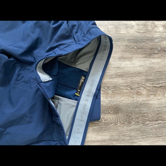 Men’s UNDER ARMOUR 36x30 navy pants - Picture 2 of 3